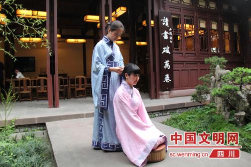 成都杜甫草堂舉行傳統(tǒng)&ldquo;成人禮&rdquo;