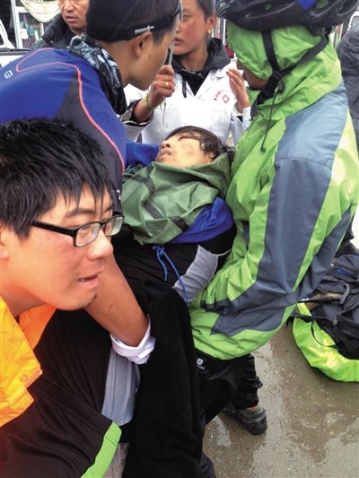 川藏線驢友騎車被落石擊中身亡(圖)